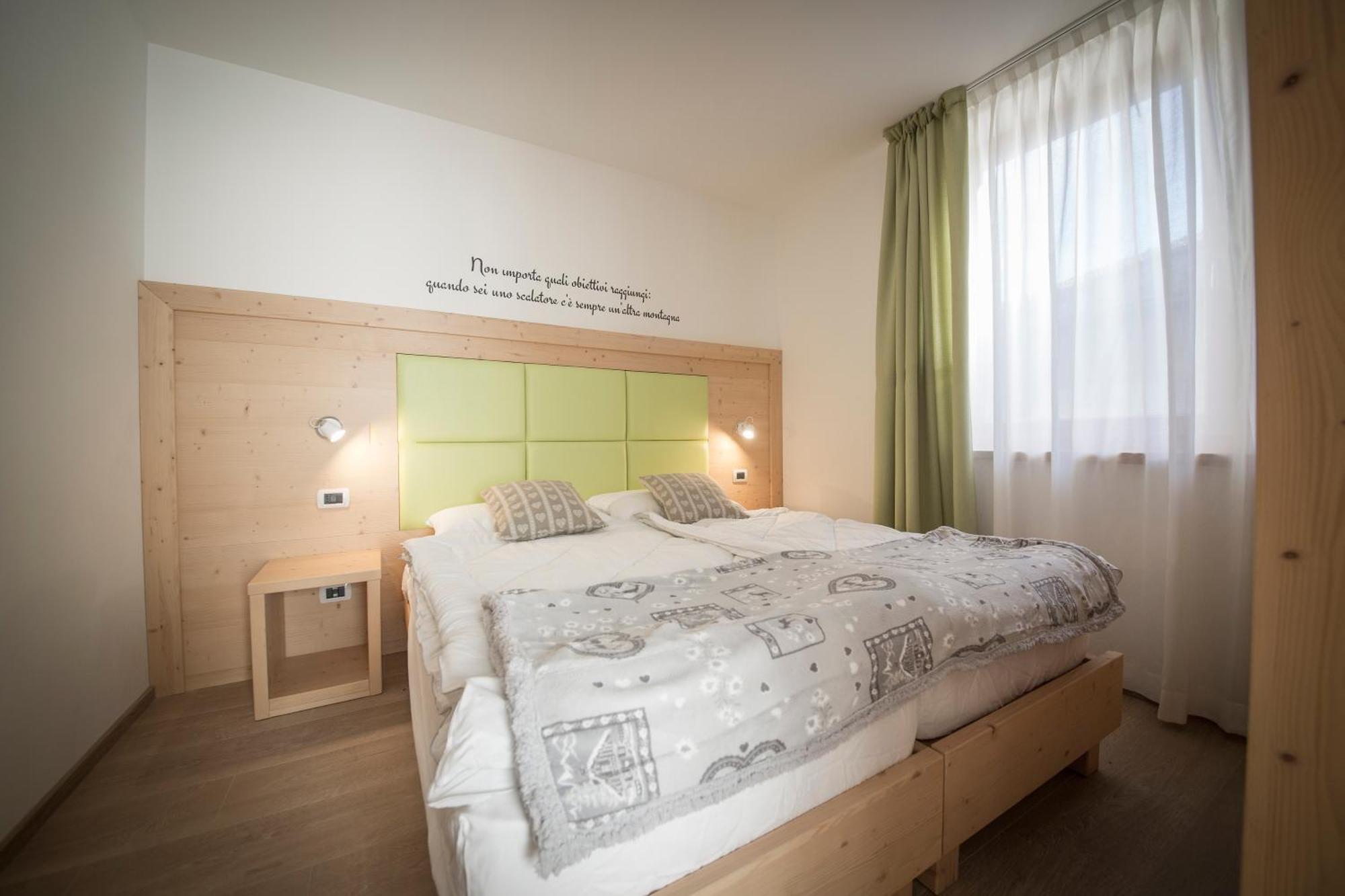 Aparthotel Dolomites Living&Relax Commezzadura Chambre photo